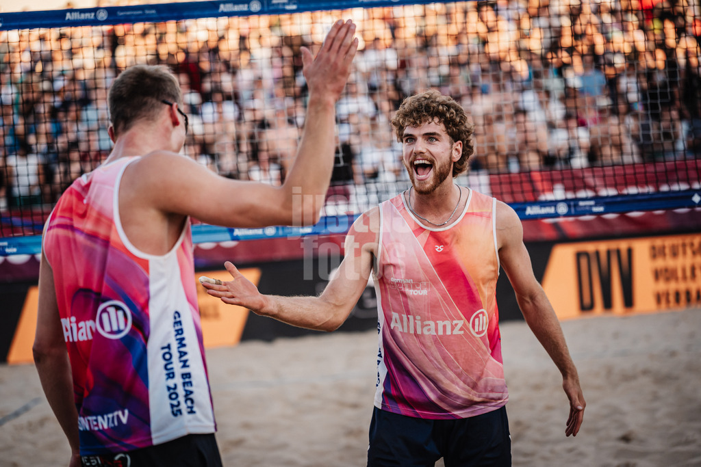 Beachvolleyball | Männer | Allianz German Beach Tour 2025 | Tourstop Berlin | 16.08.2025 | v.l. Cedrik Moede und Luis Henrichs jubeln