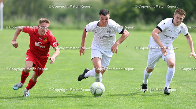 Fussball Verbandsliga 2021/2022: Testspiel SG Empfingen - FC Holzhausen | Fussball  Verbandsliga / Landesliga  2021/2022    03.07.2021TestspielSG Empfingen - FC HolzhausenLaurin Huss (li, FC Holzhausen) gegen Nico Rebmann (Mitte, SG Empfingen)FOTO: ULMER PressebildagenturxxNOxMODELxRELEASExx