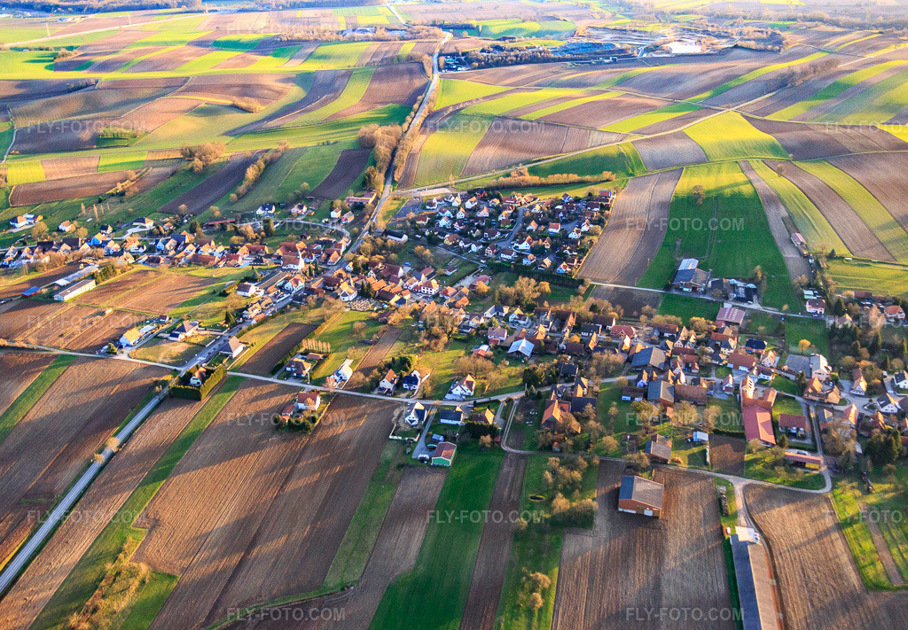 Aerial view: View of the town from the north in Wintzenbach in the state Bas-Rhin, France. – Photo: IMG_086032.jpg taken on 02/06/2016 by Werner Riehm/FLY-FOTO.com – Resolution of the original: 5252 x 3648 px