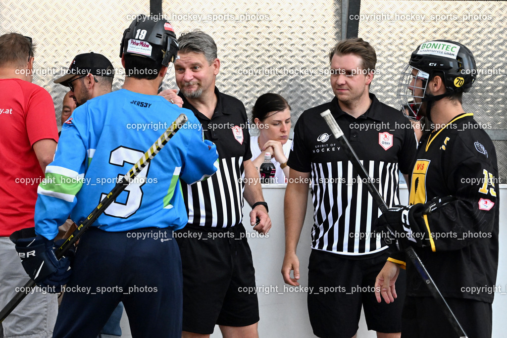 VAS Villach vs. ASKÖ Hockey Villach | #3 Fertschai Mathias ASKÖ Villach Hockey, Steiner Alois Referee, Unterweger Dominik Referee, #15 Kronig Daniel VAS Villach, VAS Villach vs. ASKÖ Hockey Villach, VAS Villach vs. ASKÖ Hockey Villach am 03.07.2025 in Villach (Alpen Arena ), Austria, (Photo by Bernd Stefan)
