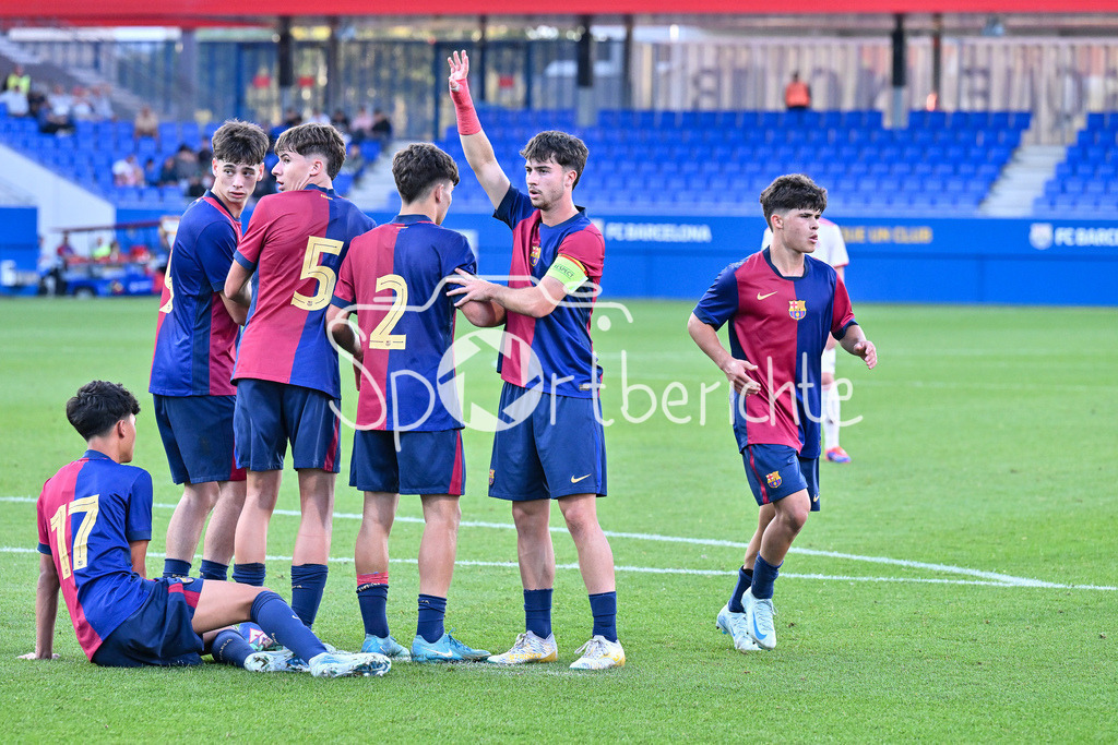 FC Barcelona U19 - FC Bayern München U19 | in dieser Szene stellt Hugo ALBA (FC Barcelona U19 #19) die Mauer zum Freistoss / UEFA Youth League: FC Barcelona U19 - FC Bayern München U19, Estadi Johan Cruyff am am 23.10.2024