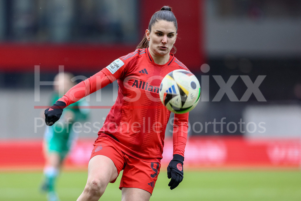Fussball, Google Pixel Frauen-Bundesliga, FC Bayern München - SV Werder Bremen | v.li.: Jovana Damnjanovic (FC Bayern München, 9) am Ball, Einzelbild, Ganzkörper, Aktion, Action, Spielszene, Portrait, Nahaufnahme, Einzelfoto, Einzelbild, DIE DFB-RICHTLINIEN UNTERSAGEN JEGLICHE NUTZUNG VON FOTOS ALS SEQUENZBILDER UND/ODER VIDEOÄHNLICHE FOTOSTRECKEN. DFB REGULATIONS PROHIBIT ANY USE OF PHOTOGRAPHS AS IMAGE SEQUENCES AND/OR QUASI-VIDEO.