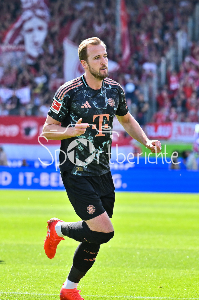 1. FC Heidenheim - FC Bayern München | Jubel der Gaeste nach dem Treffer zum 0-1 duch Harry KANE (FC Bayern Muenchen 9) / Tor / Torschuetze / Freude / Happy / Bundesliga: 1. FC Heidenheim - FC Bayern Muenchen, Voith Arena am 19.04.2025