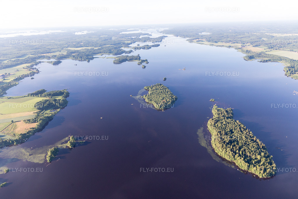 Vue aérienne: Vue de la ville à Skäggalösa dans le département Kronoberg, Suède. Photo: IMG_108099.jpg prise le 28/06/2018 par Werner Riehm/FLY-FOTO.euRésolution de l'original: 5472 x 3648 px