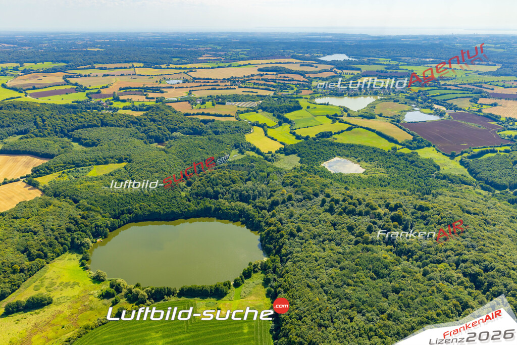 Nücheler See Malente Bild- Das Luftbild wurde 2025 vom UL-Flugzeug heraus erstellt ( keine Drohne bzw. Drohnenaufnahme ) - Hochauflösende Luftaufnahme -Nicht vergleichbar mit Google Maps oder Satelittenbilder- Die Geschenkidee !Mit Lizenz und Bildrechte bestellbar - CC