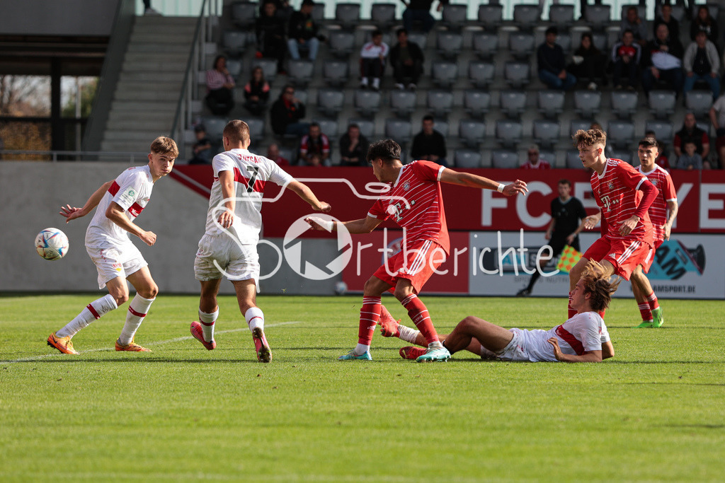 FC Bayern Muenchen U19 - VfB Stuttgart U19 | Die Stuttgarter koennen in letzter Sekunde vor dem Einschussbereiten Paul Wanner klaeren