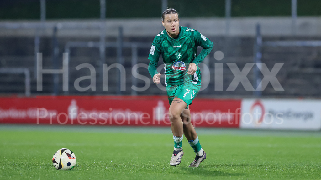 Fussball, Google Pixel Frauen-Bundesliga, 1. FC Köln - SV Werder Bremen | v.li.: Larissa Mühlhaus (SV Werder Bremen, 7) am Ball, Freisteller, Einzelbild, Ganzkörper, Aktion, Action, Spielszene, DIE DFB-RICHTLINIEN UNTERSAGEN JEGLICHE NUTZUNG VON FOTOS ALS SEQUENZBILDER UND/ODER VIDEOÄHNLICHE FOTOSTRECKEN. DFB REGULATIONS PROHIBIT ANY USE OF PHOTOGRAPHS AS IMAGE SEQUENCES AND/OR QUASI-VIDEO.