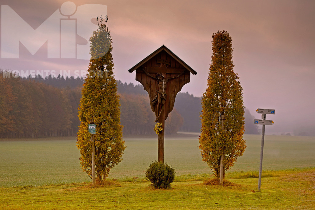 MIS_190920cm002.jpg | 02.11.2021, Rammingen im Unterallgäu, Jesuskreuz an einem Feld - Realisiert mit Pictrs.com