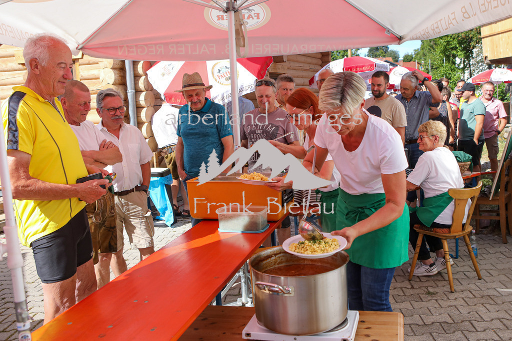 OE7A3960 | ab 11 Uhr großer Andrang am Gulasch Stand,