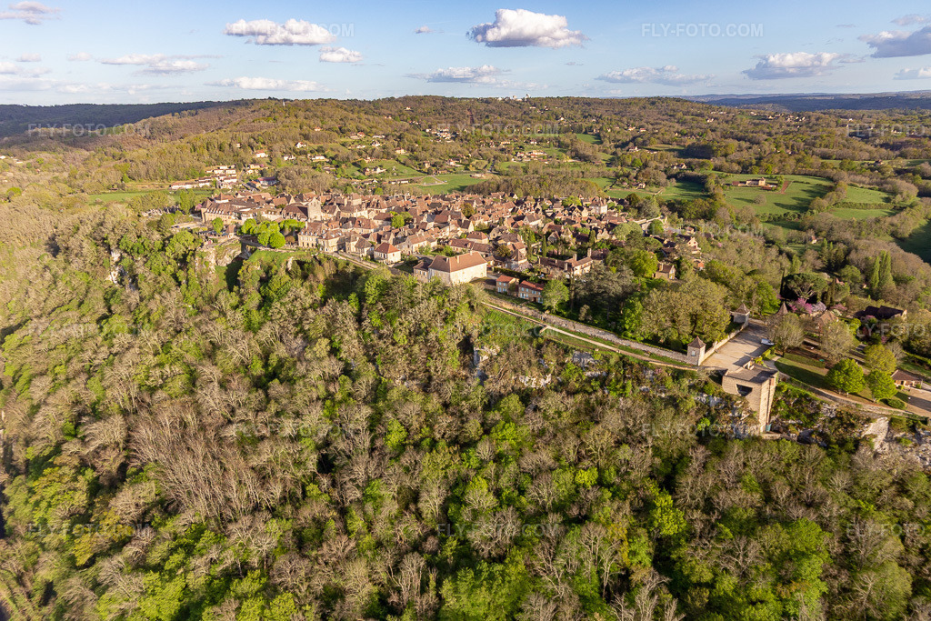 Aerial view: Citadel in Domme in the state Dordogne, France. – Photo: IMG_113565.jpg taken on 04/16/2019 by Werner Riehm/FLY-FOTO.com – Resolution of the original: 5472 x 3648 px