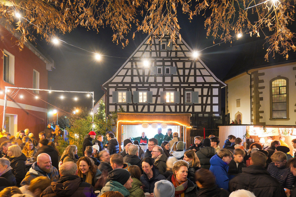 Weihnachtsmarkt 2025 | Leonberg Warmbronn - Weihnachtsmarkt hinter der Kirche - Realisiert mit Pictrs.com