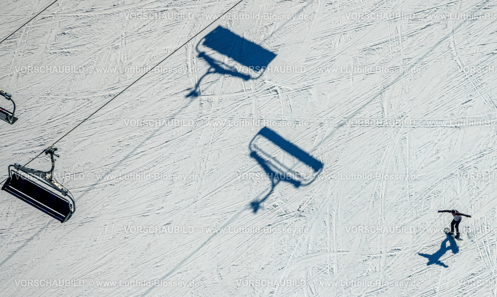 Winterberg220303415 | Luftbild, Sessellift Schattenspiele auf einer Schneepiste mit Snowboarder, Winterberg, Sauerland, Nordrhein-Westfalen, Deutschland