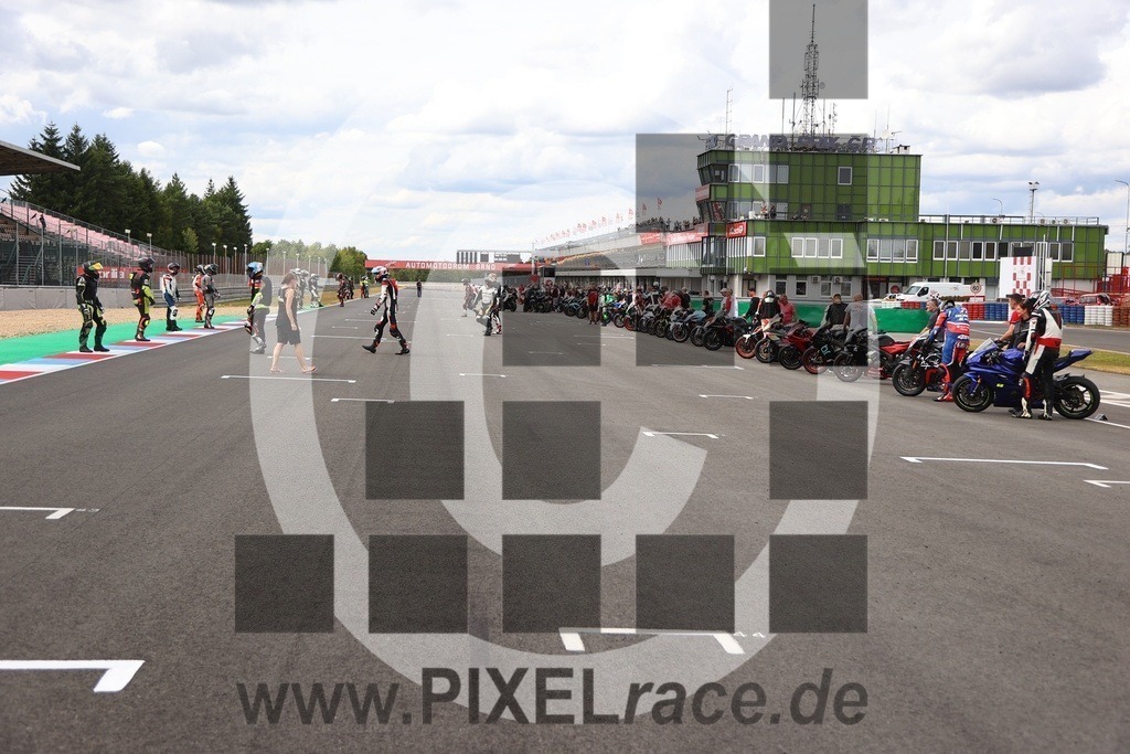 social-20250830_07221 | Schöne Erinnerungen an spannende Momente - das festzuhalten ist unser Job. PIXELrace.de ist seit 2003 auf den Rennstrecken Europas unterwegs um die Action draußen beim Fahren und die wunderbare Stimmung imm Fahrerlager für euch einzufangen.