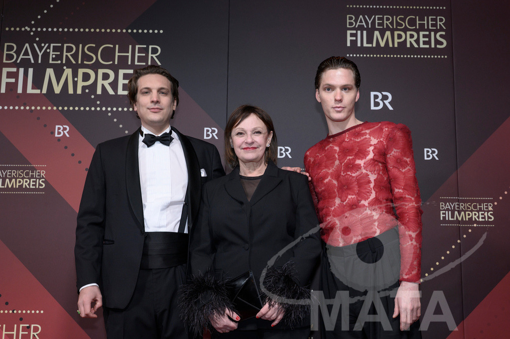 _DWI4699 | Lukas Röder, Til Schindler und Heike Hanold-Lynch bei der Verleihung des 47. Bayerischen Filmpreises 2026  im Prinzregententheater. München, Deutschland. Der Bayerische Filmpreis wird seit 1979 von der Bayerischen Staatsregierung verliehen, um die Bedeutung des Kinofilms als Kulturgut herauszustellen - Realisiert mit Pictrs.com