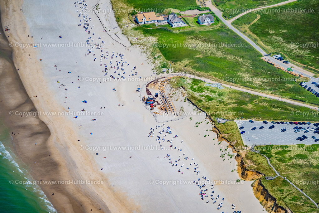 Sylt_Kampen_Rotes_Kliff_ELS_1021210625 | KAMPEN (SYLT) 13.08.2025 Küsten- Landschaft an der Steilküste Rotes Kliff mit dem Hotel Rungholt in Kampen (Sylt) im Bundesland Schleswig-Holstein, Deutschland. // Coastal landscape on the steep coast of Rotes Kliff with the Hotel Rungholt in Kampen (Sylt) in the state Schleswig-Holstein, Germany. Foto: Martin Elsen