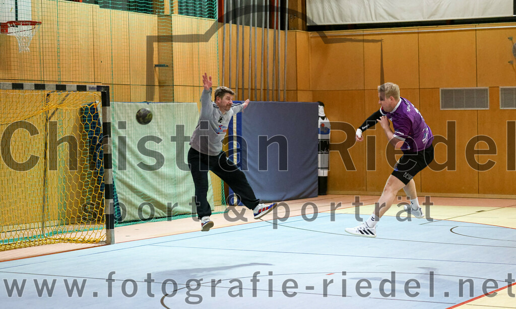 2023-03-11_011_SpVgg_Altenerding_gegen_SSG_Metten | Erding, Deutschland, 11.03.2023:
Handball, Bezirksoberliga Männer 2022 / 2023, 17. Spieltag, SpVgg Altenerding gegen SSG Metten, Endergebnis: 26:22

Matthias Elgeti (SSG Metten, #16), Jakob Obermair (SpVgg Altenerding, #19)

Foto: Christian Riedel / fotografie-riedel.net