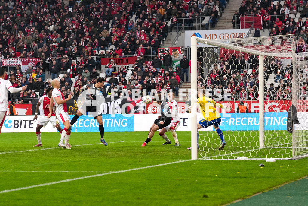 GER Rot-Weiss Essen vs. SSV Ulm, Fussball, 3. Liga, Spieltag 19, Saison 2025/2026, 20.12.2025 | GER Rot-Weiss Essen vs. SSV Ulm, Fussball, 3. Liga, Spieltag 19, Saison 2025/2026, 20.12.2025Foto: Fabian Friese - Realisiert mit Pictrs.com