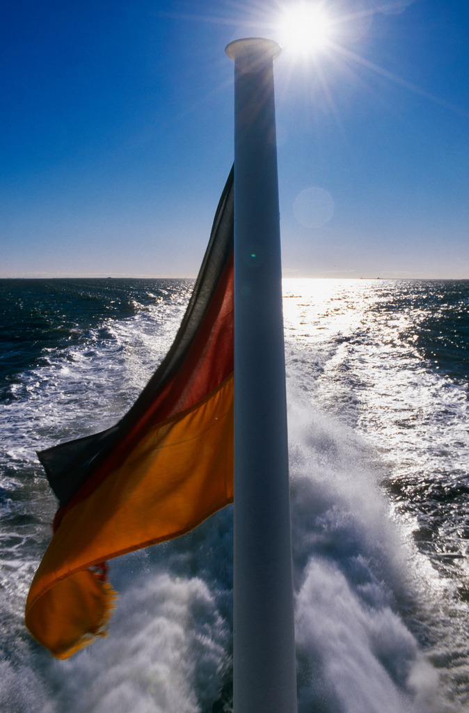 Bootsfahrt auf dem Meer | Deutschland - October 17, 2010: Bootsfahrt auf dem Meer, mit der Fahne im Gegenlicht. - Realisiert mit Pictrs.com