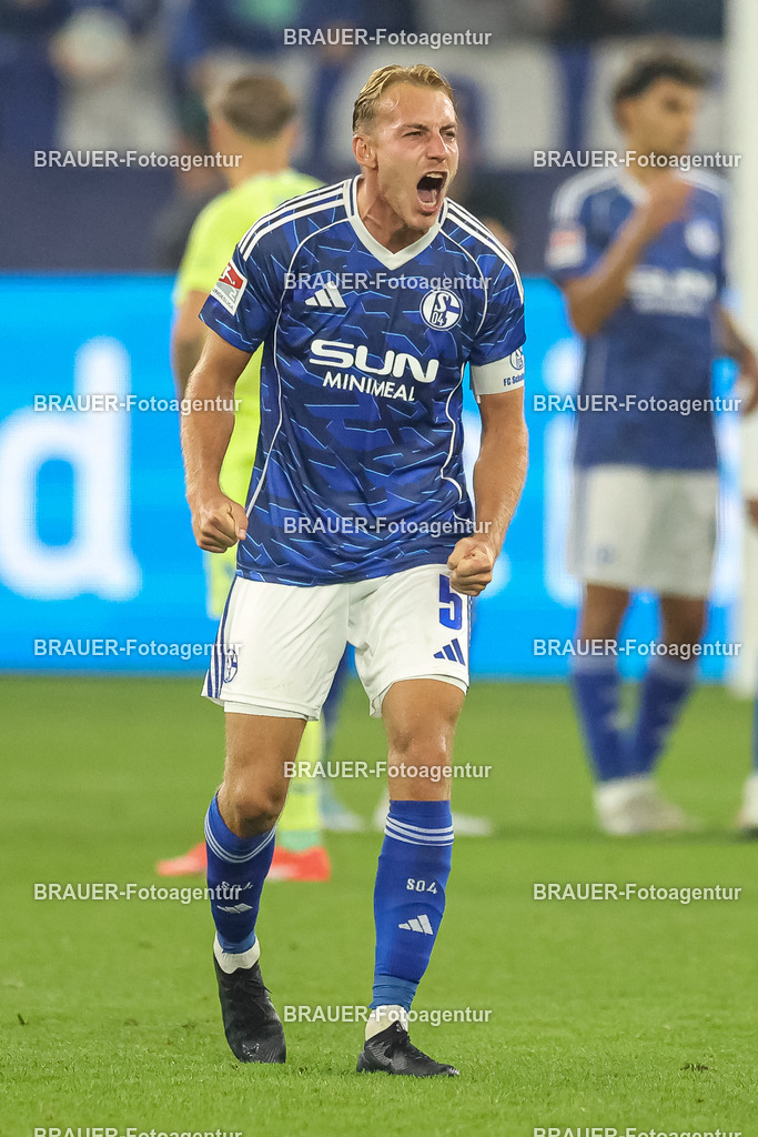 1_S04BER_20250801_3522.JPG -  - FC Schalke 04 - Hertha BSC Berlin - 2. Bundesliga | Gelsenkirchen, Deutschland, 01.08.25: Timo Becker (FC Schalke 04) gestikuliert, Gestik nach dem Spiel der 2. Bundesliga zwischen FC Schalke 04 - Hertha BSC Berlin in der Veltins-Arena am 01. August 2025 in Gelsenkirchen, Deutschland. (Foto von Stefan Brauer/Brauer-Fotoagentur)DFB/DFL REGULATIONS PROHIBIT ANY USE OF PHOTOGRAPHS AS IMAGE SEQUENCES AND/OR QUASI-VIDEO.