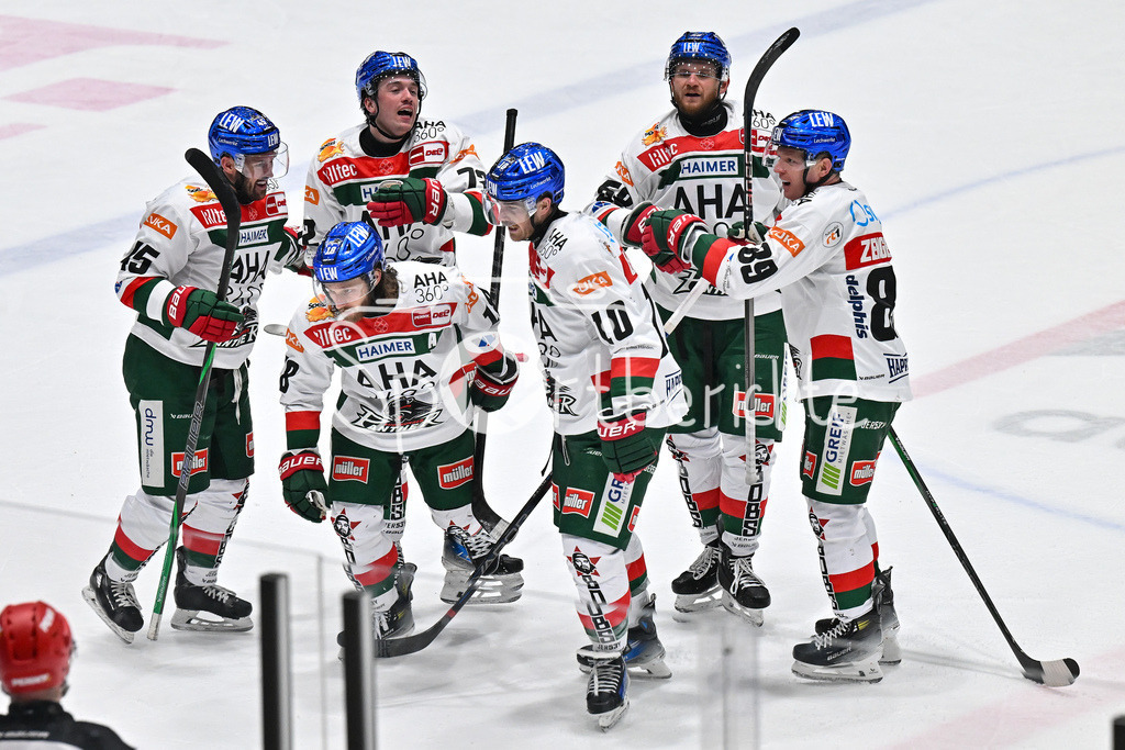 Löwen Frankfurt -Augsburger Panther | Grenzenloser Jubel der Panther nach dem Treffer zum 4-4 Ausgleich durch Anthony LOUIS (Augsburger Panther #18) / Freude / Happy / Tor / Torschuetze / DEL: Loewen Frankfurt - Augsburger Panther, Eissporthalle Frankfurt am 14.02.2025