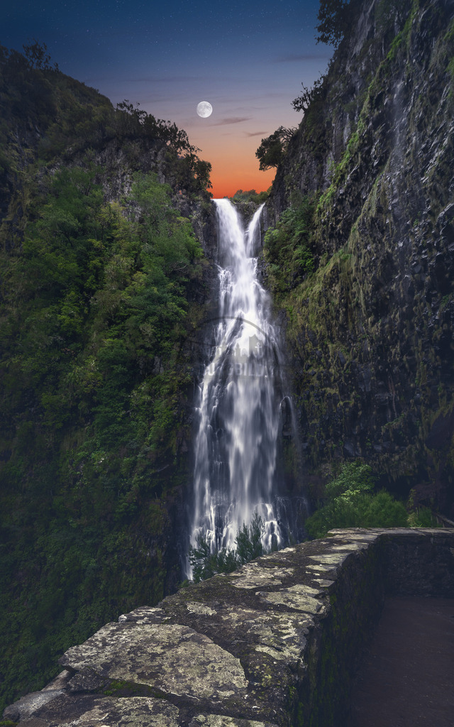 Mond Wasserfall 2 | Exklusive Hamburg collagen, tolle Segelbilder und viele weitere tolle Motive auf Leinwand, Poster, Alu-Dibond, u.v.m. findet Ihr bei uns auf hamburgbild.de. Findet Euer Wandbild für Euer Zuhause, Büro oder die  Praxis…. - Realisiert mit Pictrs.com