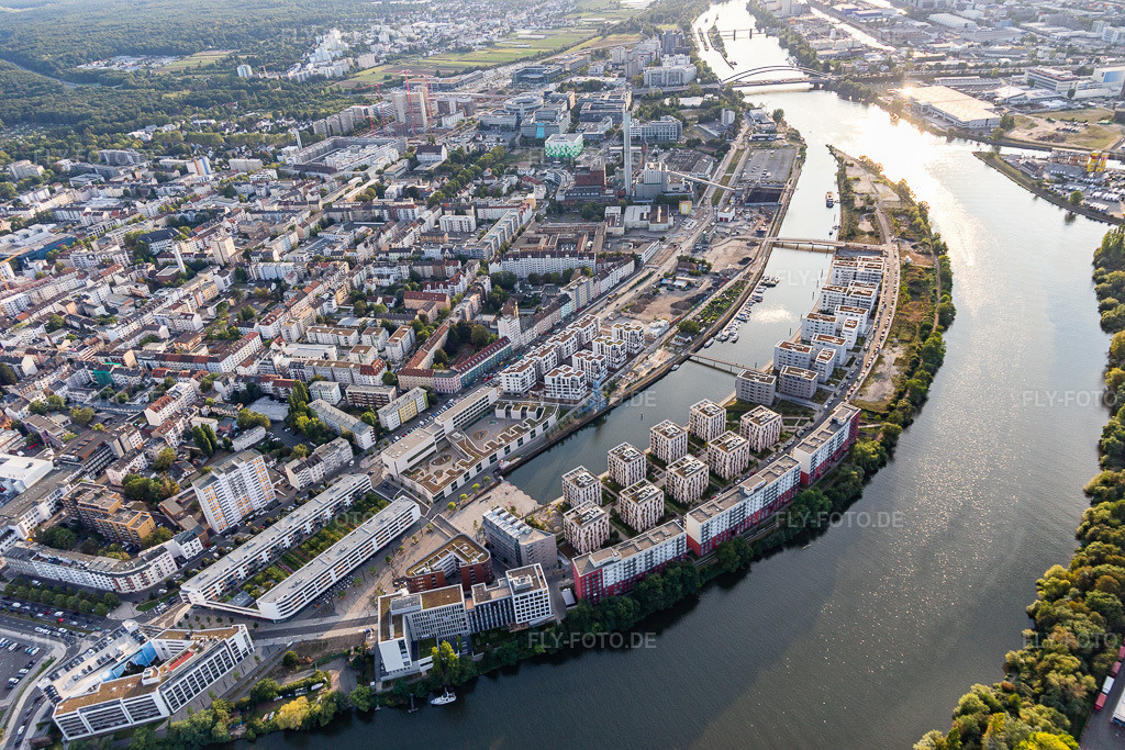 Luftbild: Wohngebiet der Mehrfamilienhaussiedlung auf der ABG Hafeninsel am Ufer des Main am Main im Ortsteil Kaiserlei in Offenbach im Bundesland Hessen in Deutschland. Foto: IMG_117597.jpg vom 10.09.2019 durch Werner Riehm/FLY-FOTO.de