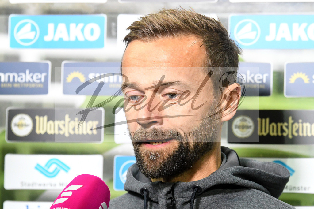 20200214_SCPFWK_0008 | Fussball, Herren: Trainer Michael Schiele (FC Wuerzburger Kickers) im Interview waehrend des Spiels der 3. Liga zwischen SC Preussen Muenster und FC Wuerzburger Kickers im Preussenstadion am 14.02.2020 in Muenster, Deutschland.DFB / DFL REGULATIONS PROHIBIT ANY USE OF PHOTOGRAPHS AS IMAGE SEQUENCES AND/OR QUASI-VIDEO. - Realisiert mit Pictrs.com