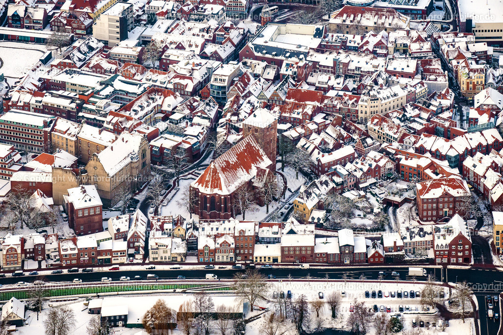 Stade_Altstadt_Wilhadi_Kirche_Winter_Schnee_ELS_2774050126 | STADE 05.01.2026 Winterlich schneebedeckte Kirchengebäude " Wilhardi Kirche " im Altstadt- Zentrum der Innenstadt in Stade im Bundesland Niedersachsen, Deutschland. // Wintry snowy church building in " Wilhardi Kirche " Old Town- center of downtown in Stade in the state Lower Saxony, Germany. Foto: Martin Elsen