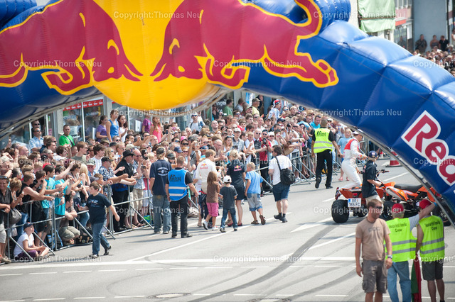 _DSC7167 | Sebastian Vettel beim spektakulären „Home Run“ in Heppenheim: Der Formel-1-Weltmeister fährt im Red-Bull-Rennwagen über die zur Rennstrecke umfunktionierte B3 in seiner Heimatstadt. Tausende Fans feiern ihren Lokalhelden.