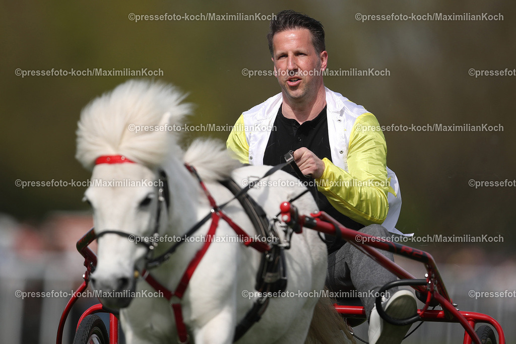 Han010523xx055 | 01.05.2023, Hannover, Galopprennbahn Langenhagen Neue Bult, Hannover 96 Renntag auf der Pferderennbahn. Physiotherapeut Thorsten Klopp im Sulky bei der Minitraber Trainer-Trophy 