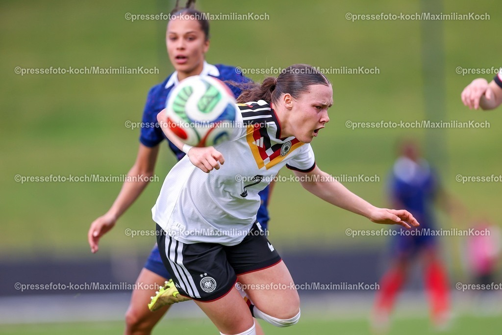 DFB16042601029 | 16.04.2026, Essen, Fußball, UEFA Womens UNDER 19 Championship qualification, Germany - France, Stadion Uhlenkrug, Saison 2025 / 2026: Felicia Sophie Sträßer (Deutschland U19 #02) im Zweikampf gegen  Noemie Fatier (Frankreich U19 #13)  DFB regulations prohibit any use of photographs as image sequences and or quasi-video.