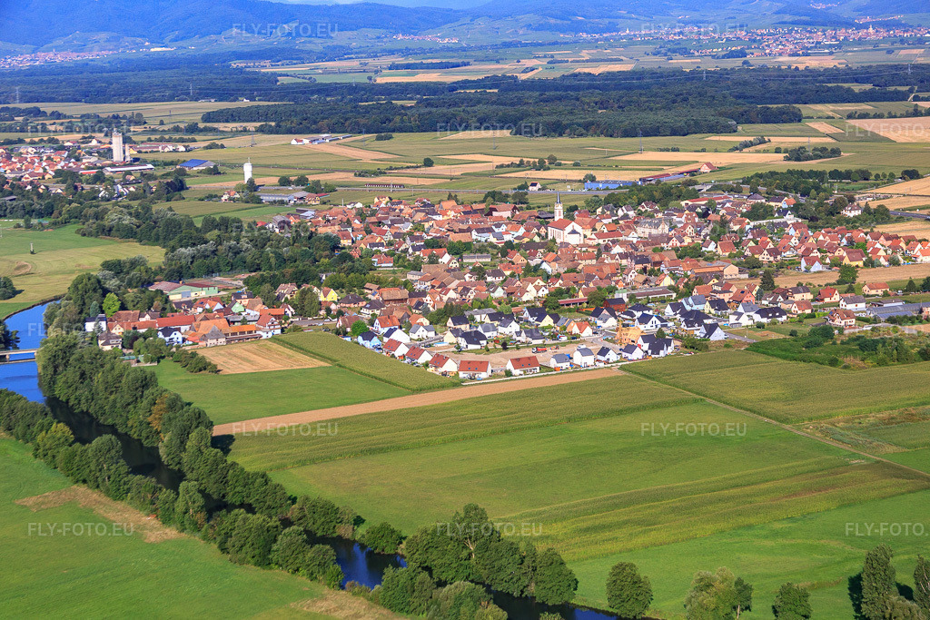 Vue aérienne: Vue du village depuis l'est, sur les rives de la rivière Ill à Sermersheim dans le département Bas Rhin, France – .Photo: IMG_093239.jpg prise le 16/08/2016 par Werner Riehm/FLY-FOTO.eu – Résolution de l'original: 5320 x 3547 px