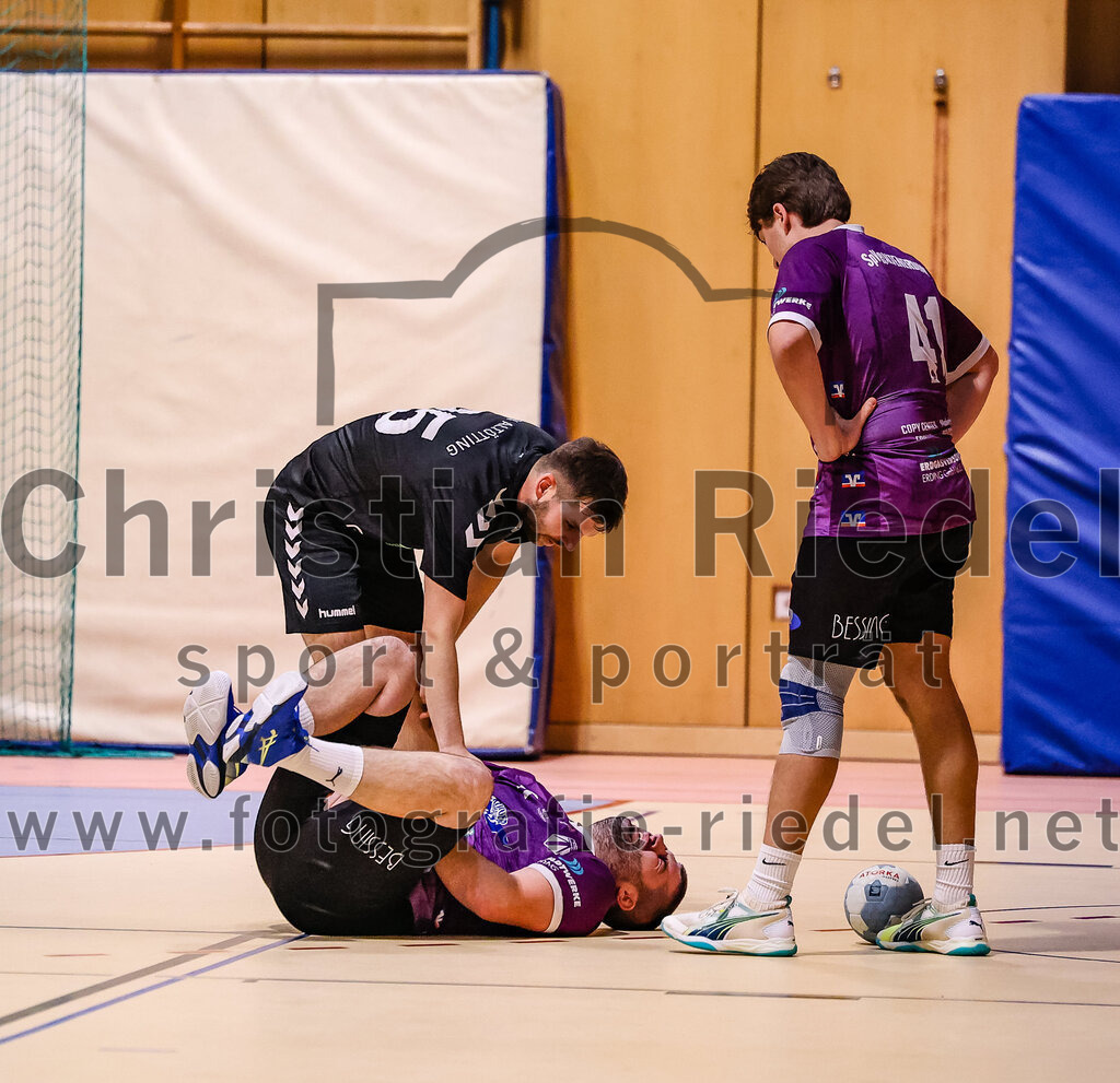 2024-11-09_072_SpVgg_Altenerding_gegen_TV_Altoetting | Erding, Deutschland, 09.11.2024:Handball, Bezirksoberliga Männer 2024 / 2025, 6. Spieltag, SpVgg Altenerding gegen TV Altötting, Endergebnis: 26:22Tobias Huber (TV Altötting, #25), Christian Loris (SpVgg Altenerding, #11), Kilian Jödecke (SpVgg Altenerding, #41)Foto: Christian Riedel / fotografie-riedel.net