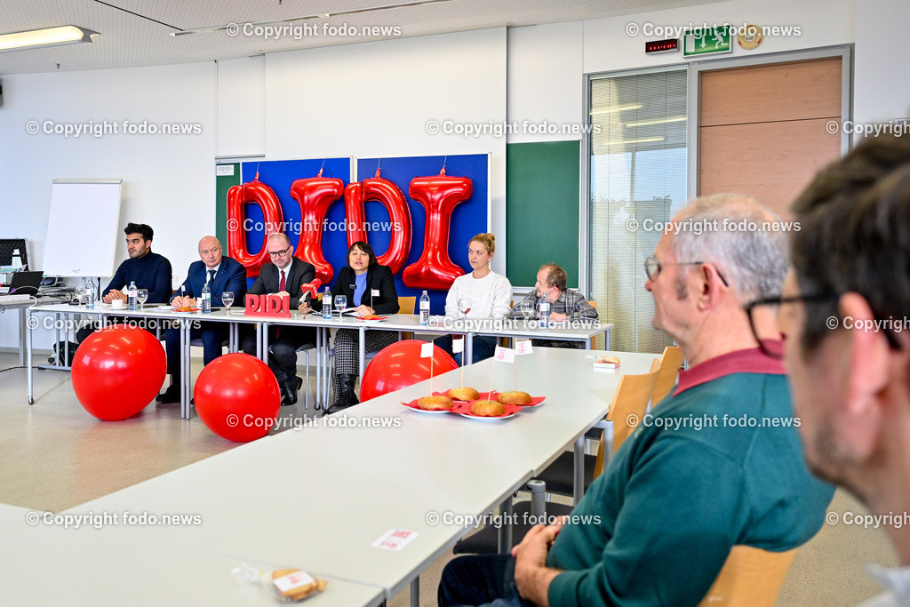 Pressekonferenz Personenkomitee fuer Didi Prammer_ 19.11.2024-11 | 19.11.2024, Linz, AUT, Pressekonferenz Personenkomitee fuer Didi Prammer, im Bild Umut Ovat (Student), Manfred Schauberger (Sprecher des Personenkomitee), Dietmar Prammer (SP, Geschaeftsfuehrender VizeBgm. und Bgm. Kanditat), Jasmine Chansri (Sprecherin des Personenkomitees), Alisha Jahn (Teamtrainerin Frauenfussballteam Blau Weiss), Markus Hinterleitner (Behindertensportverein BBRZ)