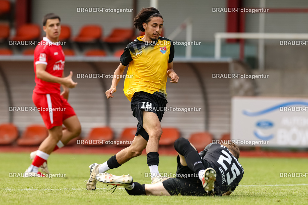 1_SVSKFC_20250726_1200.JPG -  - SV Schermbeck - KFC Uerdingen  - Testspiel | Schermbeck, Deutschland, 26.07.25: Mustafa Doganci (KFC Uerdingen) und Christopher Heisig (SV Schermbeck) im Kampf um den Ball während des Testspiel Spiels zwischen SV Schermbeck - KFC Uerdingen  in der Volksbank Arena am 26. July 2025 in Schermbeck, Deutschland. (Foto von Stefan Brauer/Brauer-Fotoagentur)