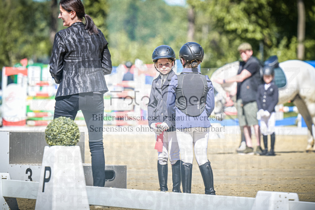 DOS_8082 | Entdecke hochwertige Reitturnierfotos von Foto Oger. Professionell, emotional und authentisch – jetzt Lieblingsmomente im Shop bestellen.Deutschlandweite Turnierfotografie. - Realisiert mit Pictrs.com
