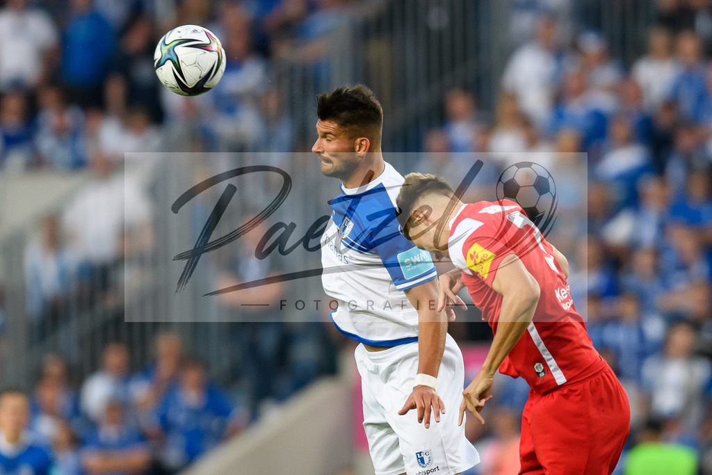 FCMFCK20210904_058 | Fussball, Herren: Kai Bruenker (1. FC Magdeburg) und Dominik Schad (1. FC Kaiserslautern) im Zweikampf beim Spiel der 3. Liga zwischen 1. FC Magdeburg und 1. FC Kaiserslautern in der MDCC-Arena am 04.09.2021 in Magdeburg, Deutschland.DFB / DFL REGULATIONS PROHIBIT ANY USE OF PHOTOGRAPHS AS IMAGE SEQUENCES AND/OR QUASI-VIDEO. - Realisiert mit Pictrs.com
