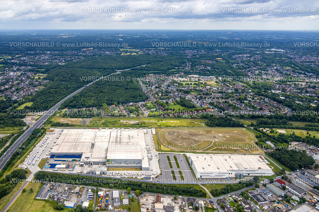 Oberhausen240701870 | Luftbild, Gewerbegebiet Schwarze Heide, Edeka Zentrallager Logistikzentrum, an der Autobahn A3, Baustelle und Picnic E-Food-Lager, Goldammerweg, Waldteich, Oberhausen, Ruhrgebiet, Nordrhein-Westfalen, Deutschland