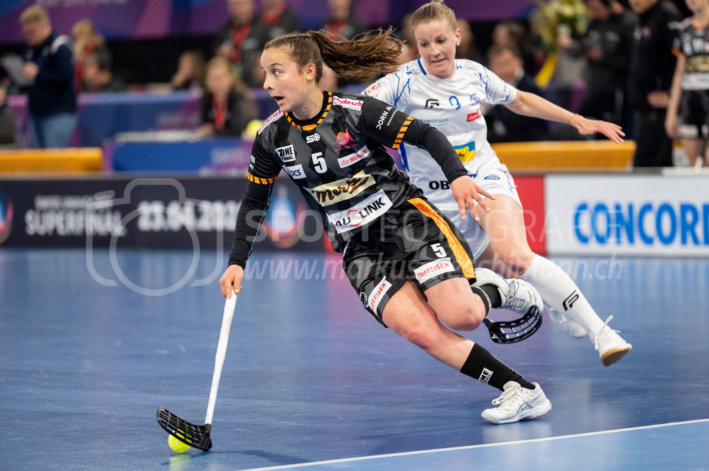 Piranha Chur vs Kloten-Dietlikon Jets - 23. April 2022 | Piranha Chur vs Kloten-Dietlikon Jets
Stimo Arena, Kloten
#5 Rahel Wyss (Piranha Chur) vor #9 Mirjam Hintermann (Kloten-Dietlikon Jets).
Bild: Sportfotografie Markus Aeschimann | www.markus-aeschimann.ch - Realisiert mit Pictrs.com