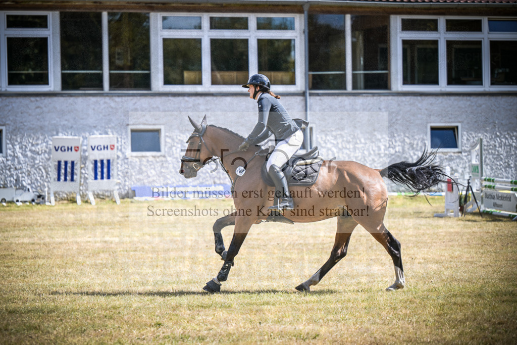 DOS_0412 | Entdecke hochwertige Reitturnierfotos von Foto Oger. Professionell, emotional und authentisch – jetzt Lieblingsmomente im Shop bestellen.Deutschlandweite Turnierfotografie. - Realisiert mit Pictrs.com