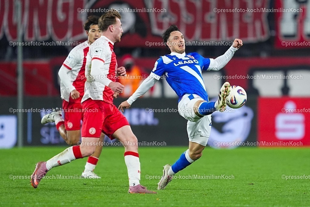 xYDRx23112501013 | 23.11.2025, xydrx, Fußball, 3.Liga, Rot-Weiss Essen - FC Energie Cottbus, Saison 2025 2026, Stadion an der Hafenstraße:    DFB regulations prohibit any use of photographs as image sequences and or quasi-video.