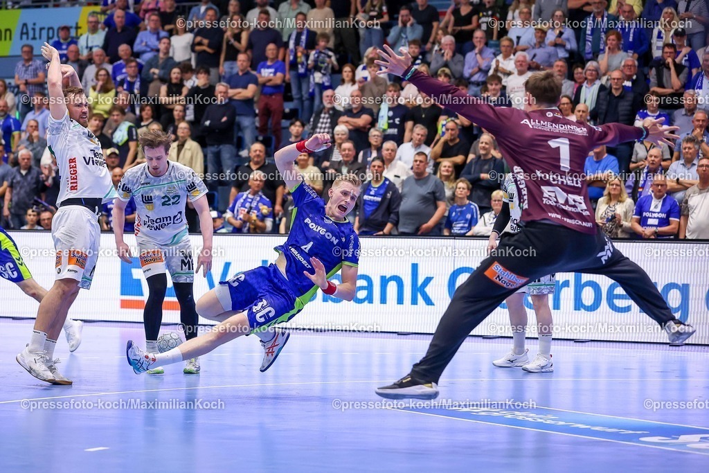 Gum30042601162 | 30.04.2026, Handball, 1. HBL, VfL Gummersbach - Frisch Auf! Göppingen, Saison 2025 / 2026 Herren, Schwalbe-Arena: Ludvig Aström (Frisch Auf Göppingen #25) im Zweikampf gegen  Tilen Kodrin (VfL Gummersbach #05) neben Julian Buchele (Frisch Auf Göppingen #01) 