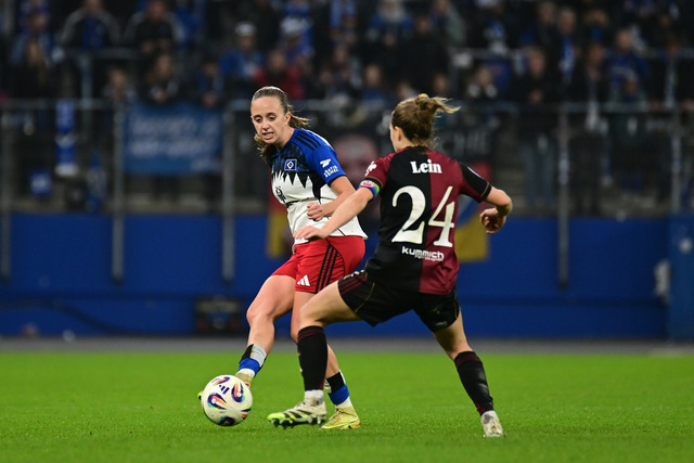Fußball I Frauen I Saison 2025-2026 I Bundesliga I 10. Spieltag I Hamburger SV - 1. FC Nürnberg I 48713 | Victoria Schulz (19, Hamburger SV) Nastassja Lein (24, 1. FC Nürnberg) - Realisiert mit Pictrs.com