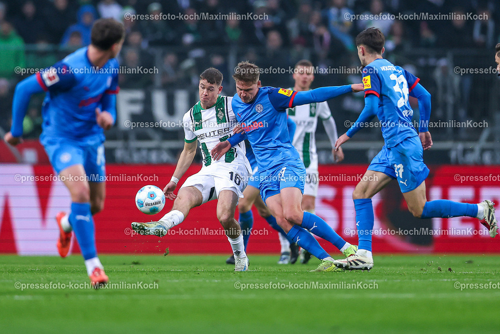 BMG14122401034 | 14.12.2024, Fußball, Borussia Mönchengladbach - Holstein Kiel, 1. Fußball Bundesliga, Borussia-Park, Saison 2024 2025: Philipp Sander (Mönchengl. #16) im Zweikampf gegen Phil Harres (Kiel #19)DFB regulations prohibit any use of photographs as image sequences and or quasi-video.