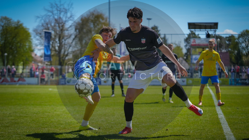 FFußball, Herren, Saison 2025/2026, Regionalliga Nordost, 31. Spieltag, FSV 63 Luckenwalde vs. FSV Zwickau, Sonntag 26.04.2026, Werner-Seelenbinder-Stadion Luckenwalde | Fußball, Herren, Saison 2025/2026, Regionalliga Nordost, 31. Spieltag, FSV 63 Luckenwalde vs. FSV Zwickau, Sonntag 26.04.2026, Werner-Seelenbinder-Stadion Luckenwalde, Im Bild: Tim Schleinitz (l. Luckenwalde) und Veron Dobruna (r. Zwickau) - Realisiert mit Pictrs.com