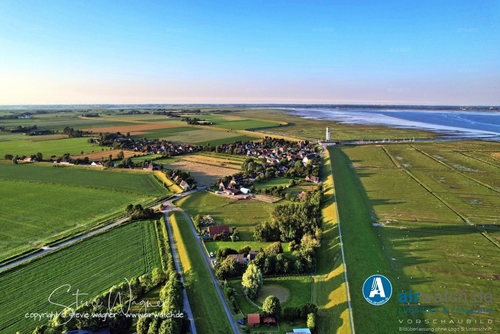 Luftbild Nordstrand, Suederhafen, An de Wehl, Evensbüller Chaussee, Husumer Bucht | Luftbild Nordstrand, Suederhafen, An de Wehl, Evensbüller Chaussee, Husumer Bucht - Die Evensbüller Chaussee ist eine Straße in Nordstrand, Schleswig-Holstein, mit der Postleitzahl 25845, die sich durch den Ortsteil Herrendeich zieht. In unmittelbarer Nähe befindet sich auch die Straße An de Wehl, die ebenfalls zu den genannten Adressen in Nordstrand gehört.