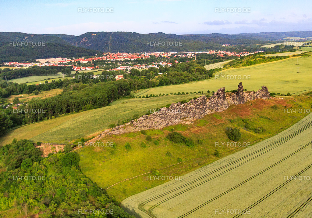 Gegensteine der Teufelsmauer (Köingstein) https://www.ausflugsziele-harz.de/ausflugsziele-sehenswertes/wandern-biken/teufelsmauer-stieg.htm | Luftbild: Gegensteine der Teufelsmauer (Köingstein) https://www.ausflugsziele-harz.de/ausflugsziele-sehenswertes/wandern-biken/teufelsmauer-stieg.htm im Ortsteil Weddersleben in Thale im Bundesland Sachsen-Anhalt in Deutschland. Foto: IMG_58318.jpg vom 30.06.2013 durch Werner Riehm/FLY-FOTO.de - Realisiert mit Pictrs.com