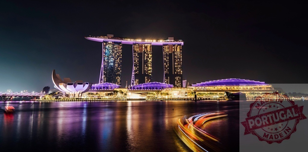 Marina Bay Sands skyline at night with light trails | Marina Bay Sands complex lights up the Singapore cityscape with reflected light trails on the water - Realisiert mit Pictrs.com