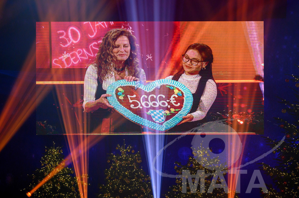 _DWI6237 | Heidrun Gärtner und Nui Nguyen von Dahoam is Dahoam bei '30 Jahre Sternstunden-Gala 2023' in der Frankenhalle. Nürnberg, 15.12.2023 - Realisiert mit Pictrs.com