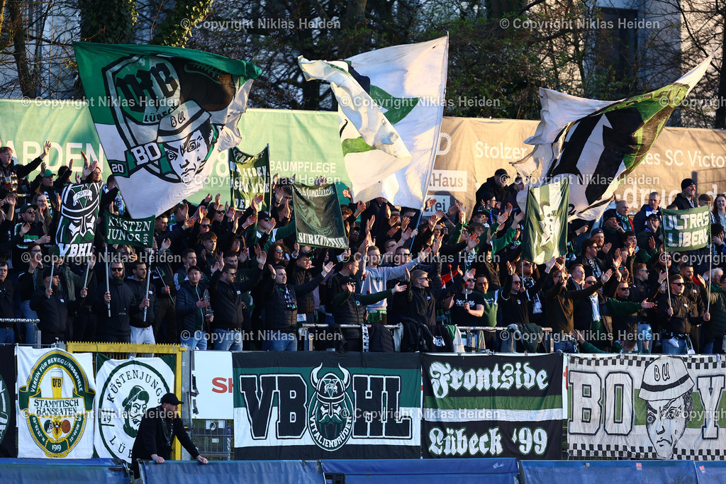 NH_HamburgerSVU21_VfBLübeck _RegionalligaNord_02042025 | Fans des VfB Lübeck im Stadion Hoheluft.Fußball I Herren I Regionalliga Nord I Saison 2024-2025 I 28. Spieltag I Hamburger SV U21 - VfB Lübeck I 02.04.2025 I Stadion Hoheluft